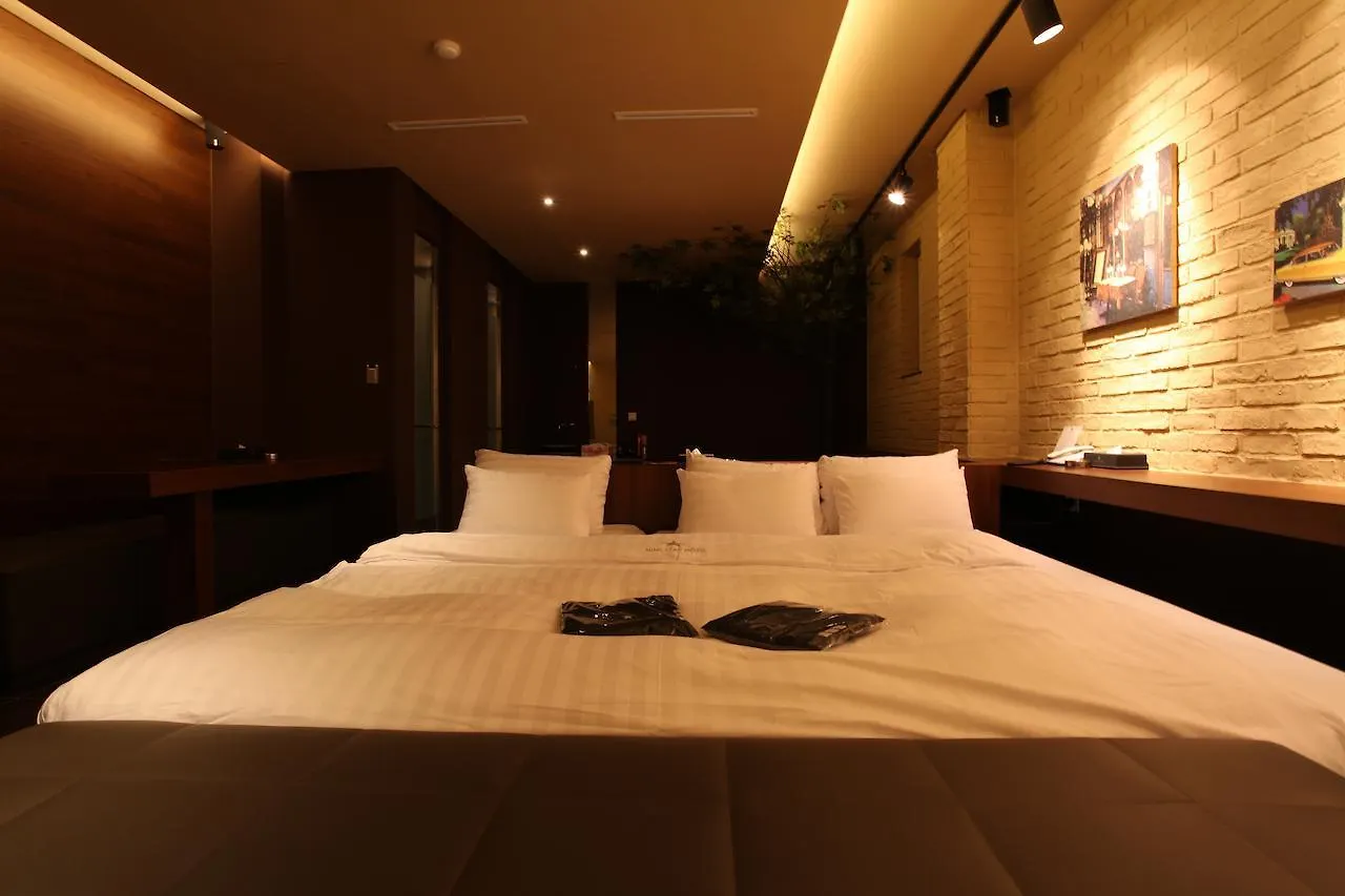 Nine Star Hotel Seoul 2*,